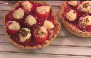 Lire la suite à propos de l’article Tartelettes aux fraises chaudes